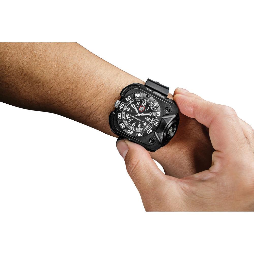 SureFire 2211 Luminox Variable-Output Rechargeable LED WristLight