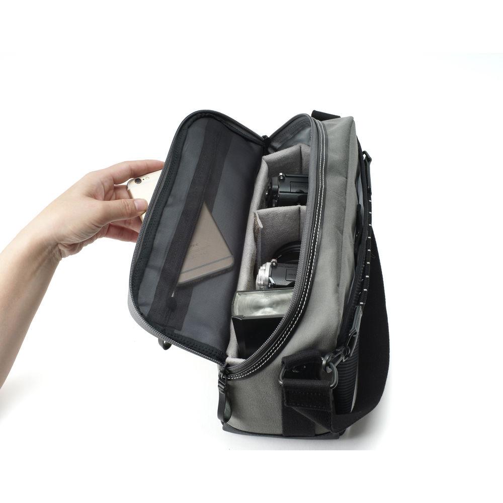 Artisan & Artist ACAM-9200 Camera Shoulder Bag