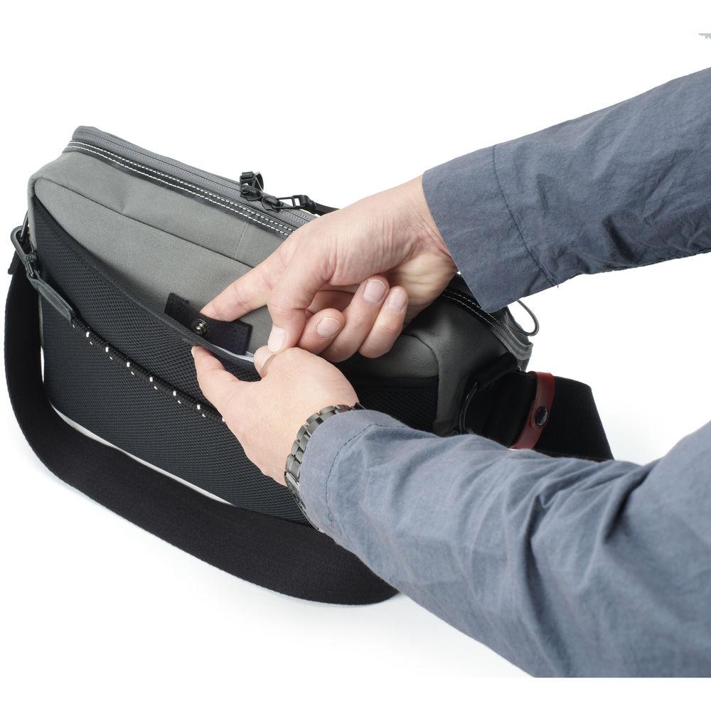 Artisan & Artist ACAM-9200 Camera Shoulder Bag