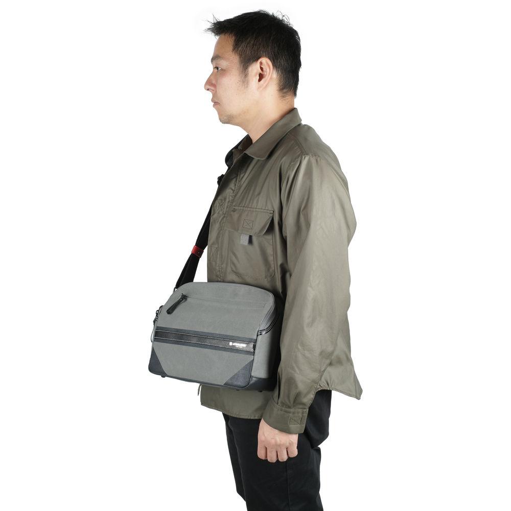 Artisan & Artist ACAM-9200 Camera Shoulder Bag