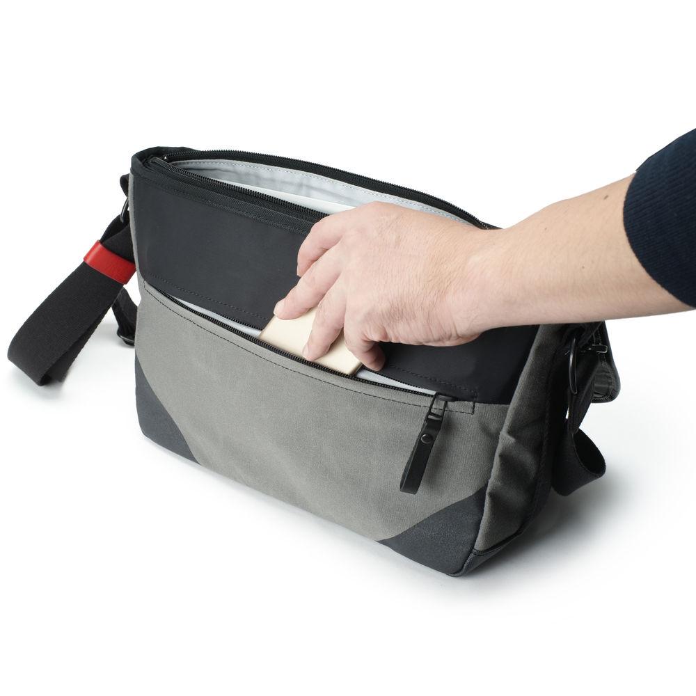 Artisan & Artist ACAM-9000 Camera Shoulder Bag