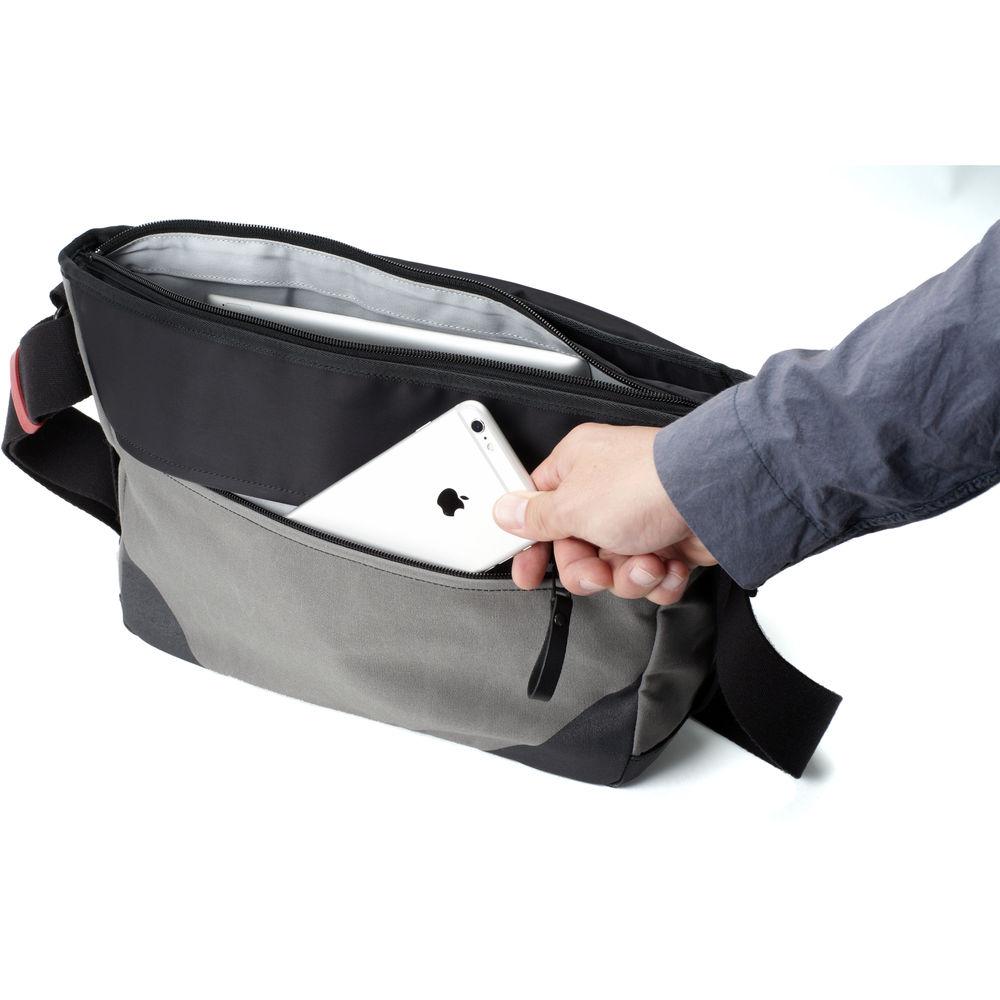 Artisan & Artist ACAM-9100 Camera Shoulder Bag