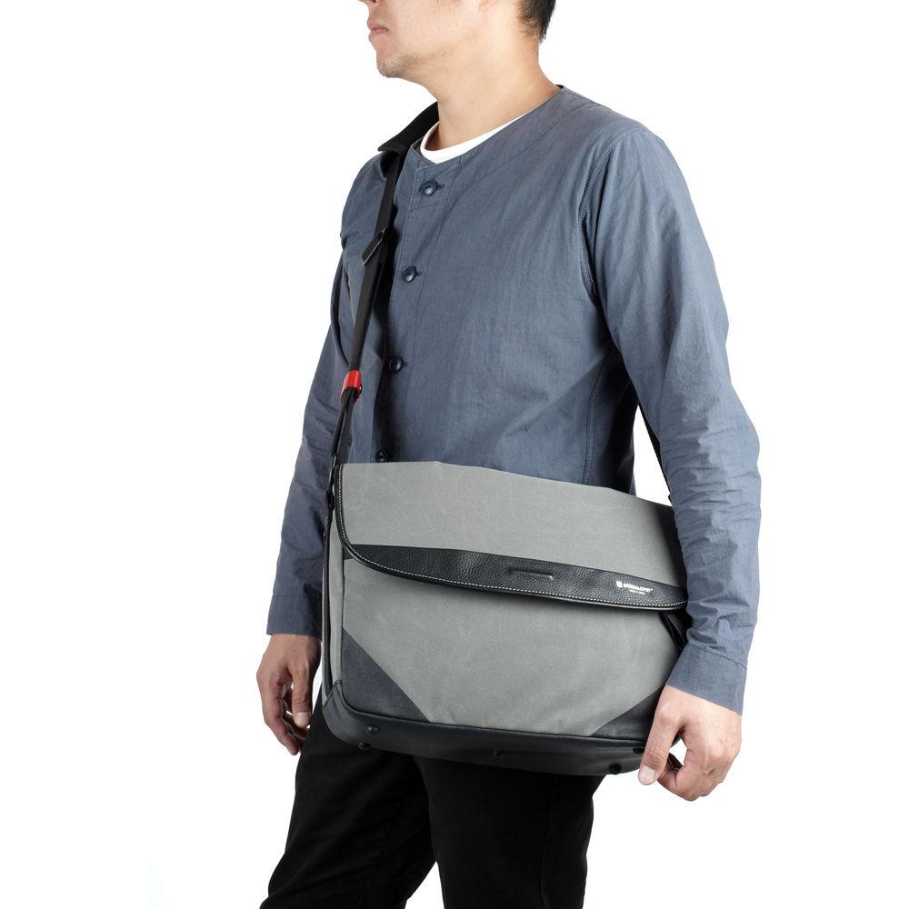 Artisan & Artist ACAM-9100 Camera Shoulder Bag