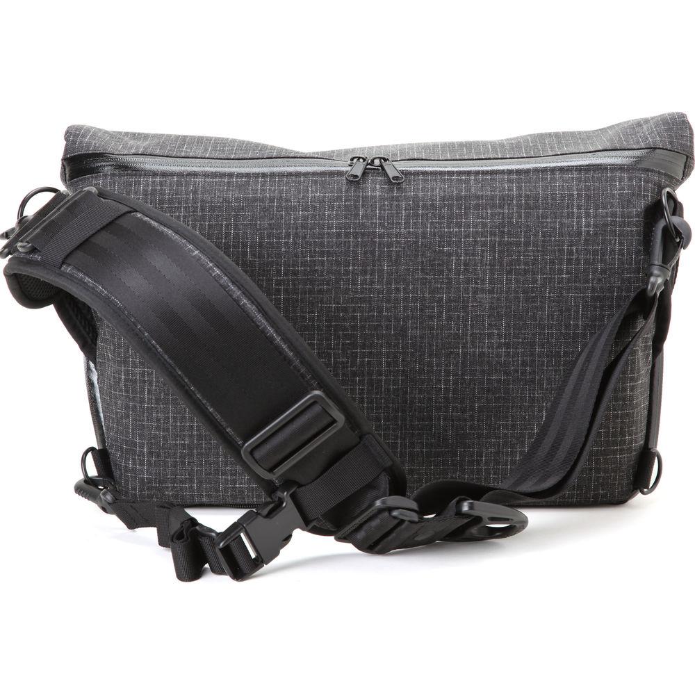 Artisan & Artist RDB-MG100 Camera Messenger Bag